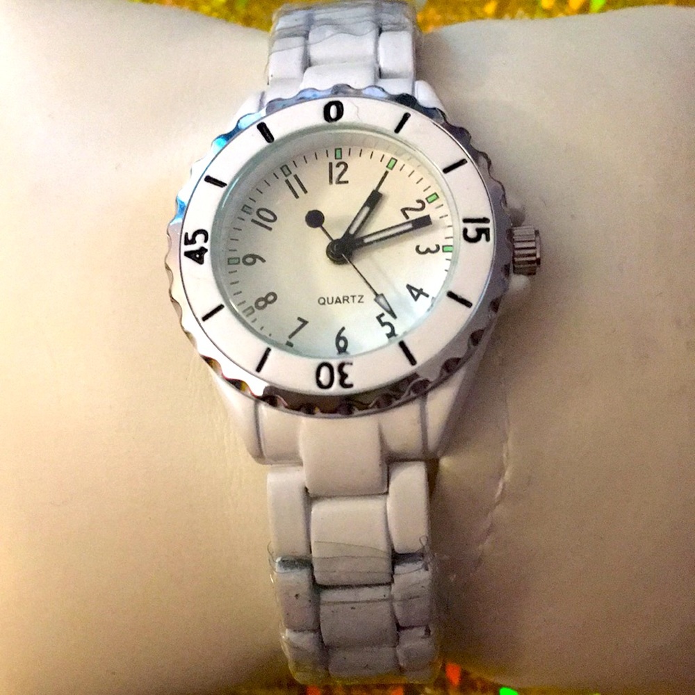 Ladies white casual Quartz watch with round face white and silver plated